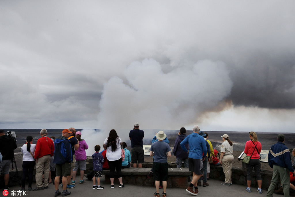 夏威夷基拉韋厄火山持續噴發 游客近距離圍觀