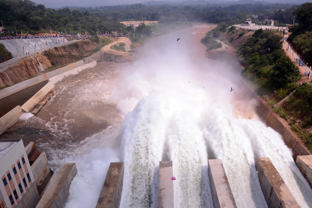 2018年1月8日拍攝的位於斯裡蘭卡中部的莫勒格哈坎達水庫。由中國電建承建的莫勒格哈坎達水庫項目是斯裡蘭卡最大規模的水利樞紐工程，於2012年7月開始建設，2017年7月全部完工。這一項目有助於斯裡蘭卡解決水資源分布不均和洪澇災害等問題。新華社發（普拉迪普·帕蒂拉納 攝）