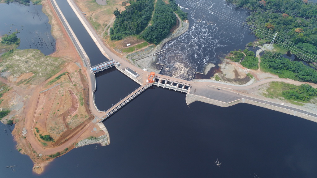 2017年12月1日航拍的喀麥隆曼維萊水電站。曼維萊水電站位於喀麥隆南部大區，由中國水利水電建設股份有限公司承建，項目總投資6.37億美元。水電站實現輸電后，將極大緩解喀麥隆電力不足問題。新華社發