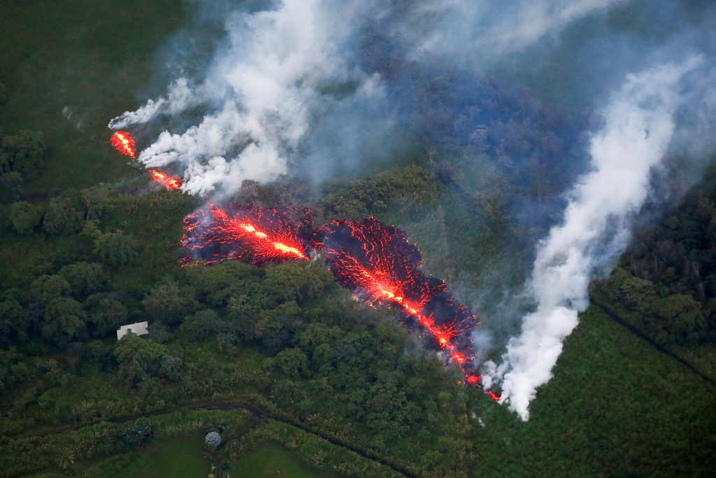 5月13日， 在美國夏威夷的“莉拉妮地產”附近，熔岩從地面裂縫中冒出。