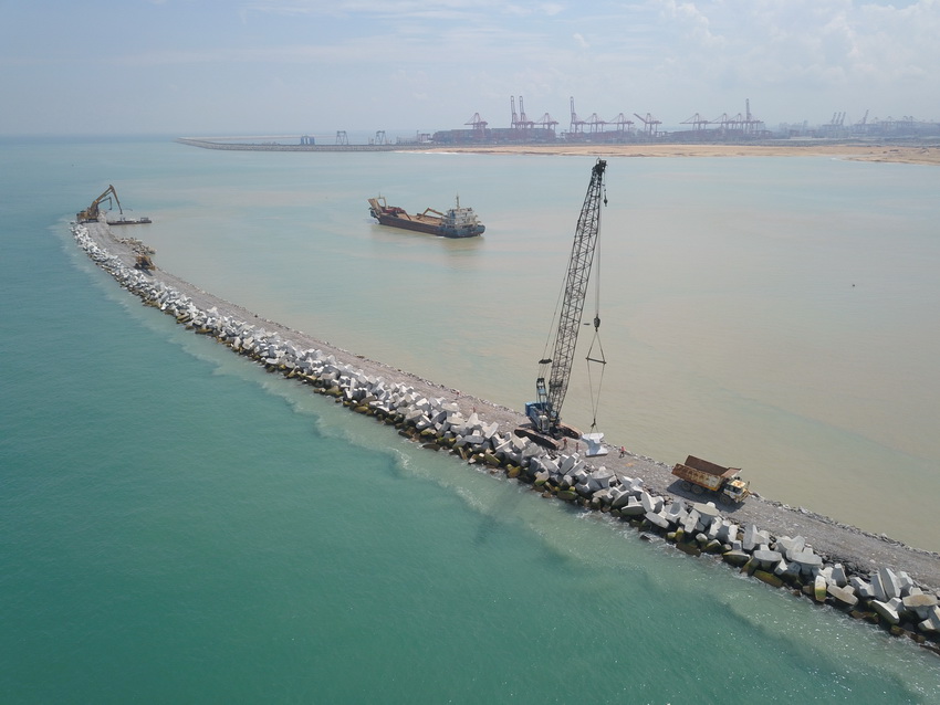  2018年4月18日，吊機在斯裡蘭卡科倫坡港口城項目的防波堤上作業。 新華社發（中國港灣科倫坡港口城有限責任公司供圖）
