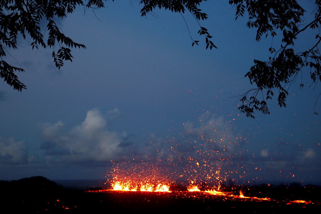5月14日，在美國夏威夷帕霍阿，熔岩從地面裂縫中噴出。