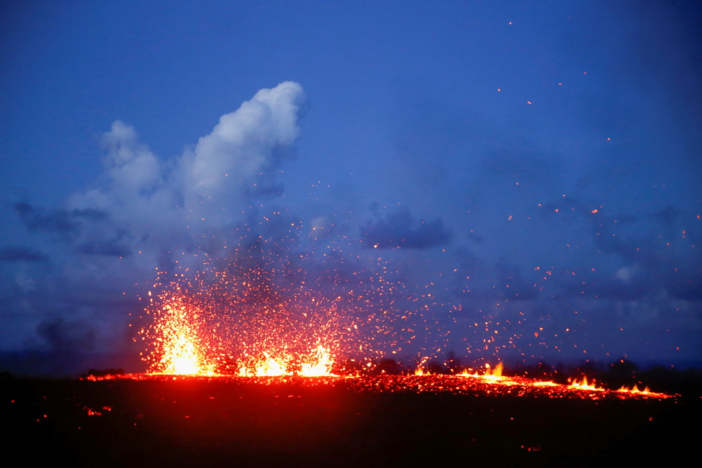 5月14日，在美國夏威夷帕霍阿，熔岩從地面裂縫中噴出。