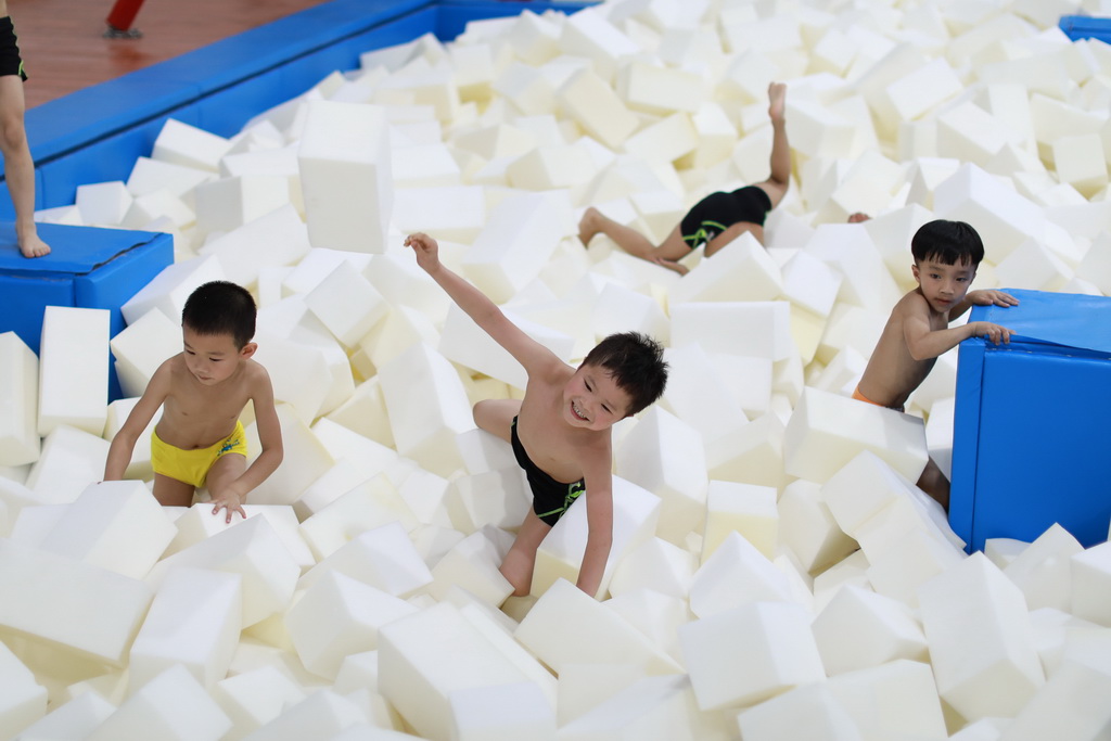 在榕江县少年儿童业余体操运动学校内，小学员们在训练之余玩耍（5月15日摄）。新华社记者刘续摄 