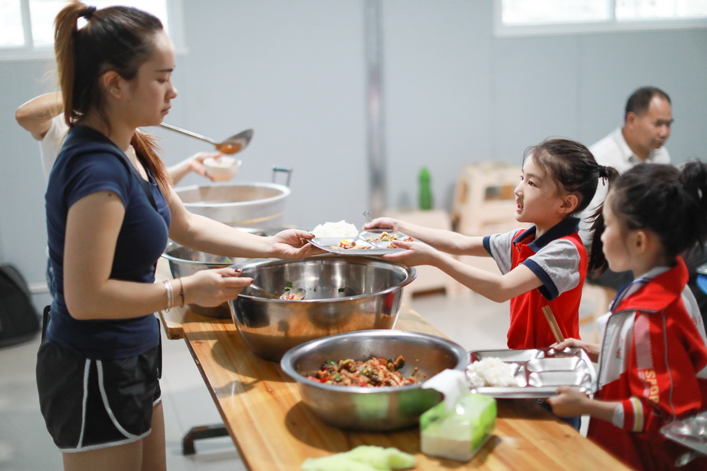 小學員們在結束訓練后在榕江縣少年兒童業余體操運動學校食堂用餐（5月15日攝）。新華社記者劉續攝 