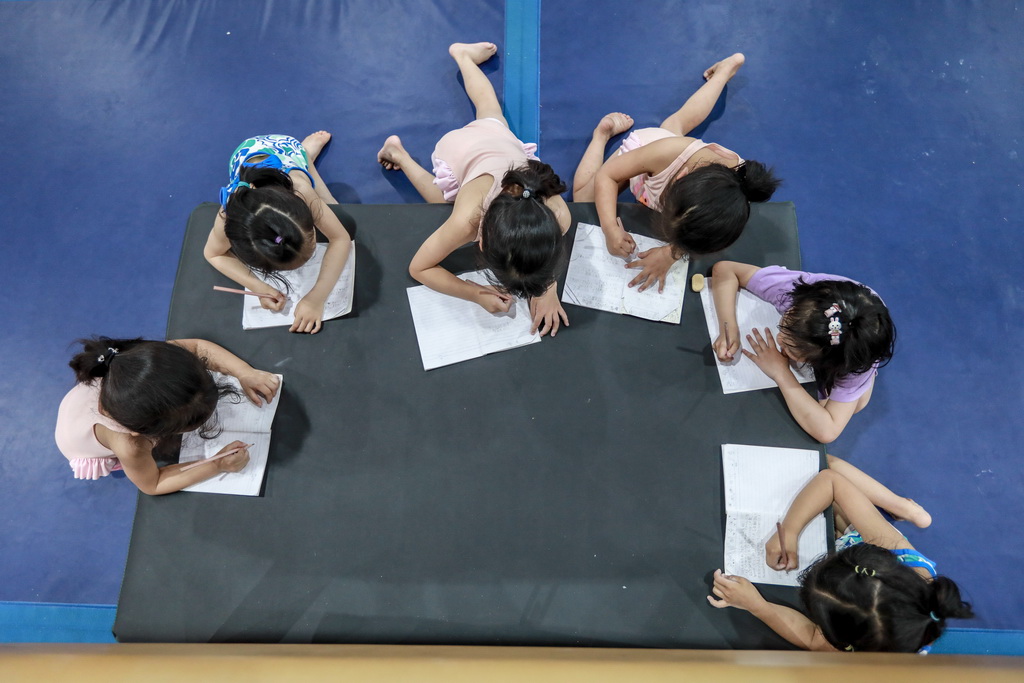 小学员们在榕江县少年儿童业余体操运动学校内写训练日记（5月15日摄）。新华社记者刘续摄 