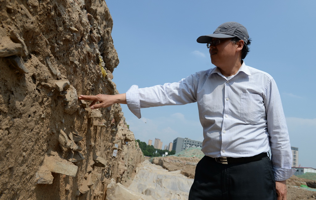 5月15日，中國社會科學院考古研究所西安唐城考古隊負責人李春林介紹西安隋唐長安城東市遺址發現的磚瓦殘塊。新華社記者 李一博 攝