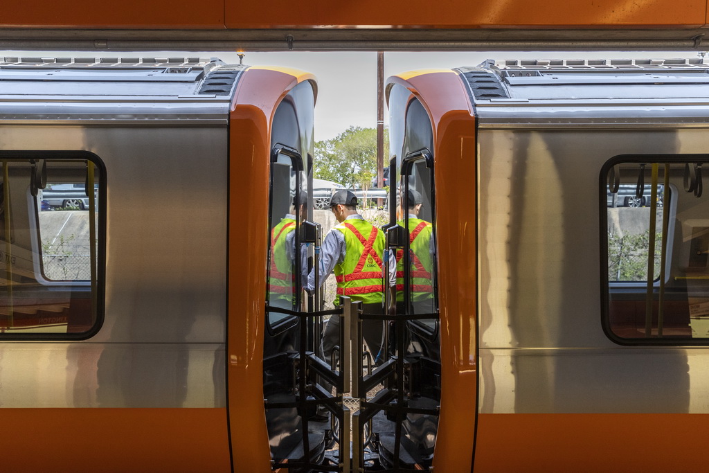 5月15日在美国马萨诸塞州梅德福德惠灵顿站拍摄的中车长客为波士顿橙线地铁“量身订制”的首批车辆。