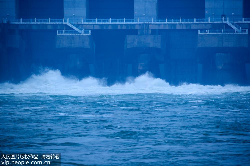 長江葛州壩水庫今年首次開閘泄洪【3】