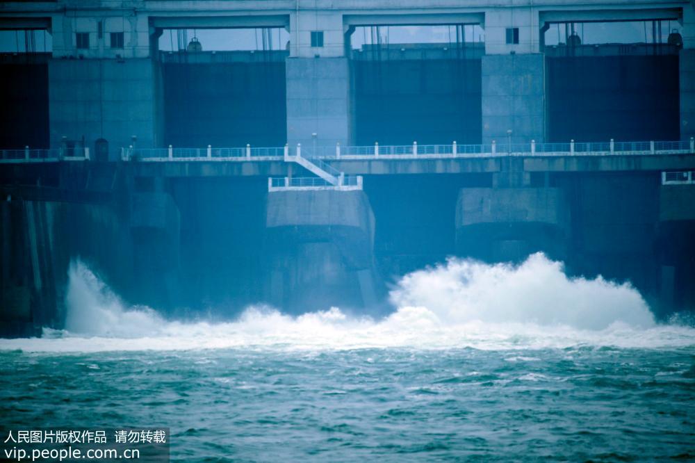 長江葛州壩水庫今年首次開閘泄洪