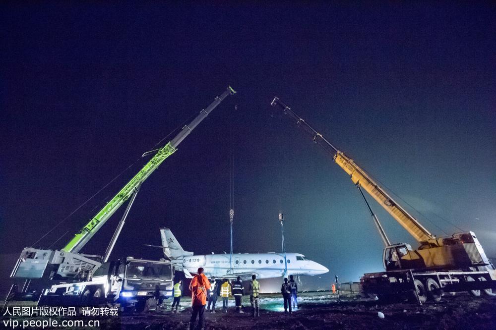 5月21日，揚州泰州國際機場，滑出跑道的訓練公務機被成功起吊。