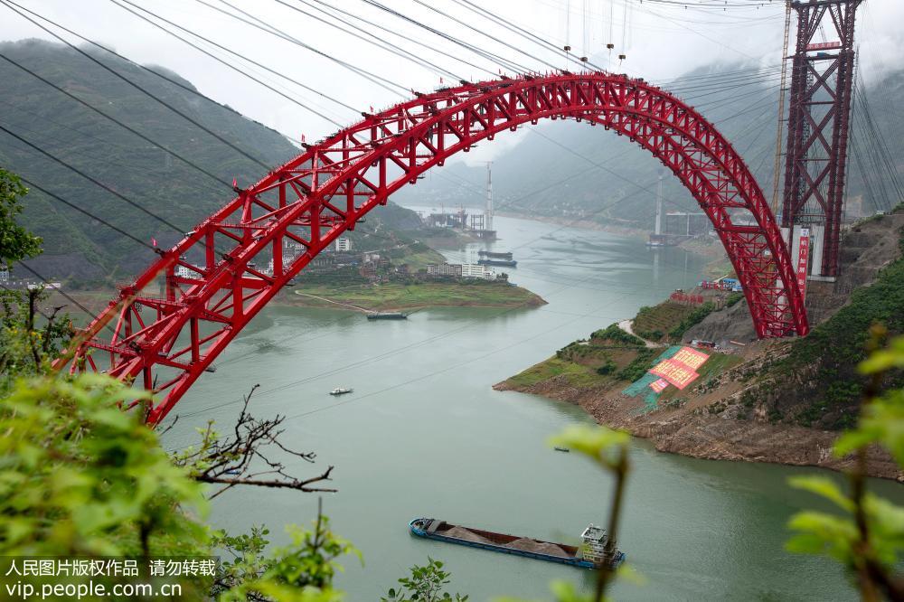 这是5月22日在湖北省秭归县拍摄的香溪长江公路大桥主拱合龙现场。王罡/人民图片
