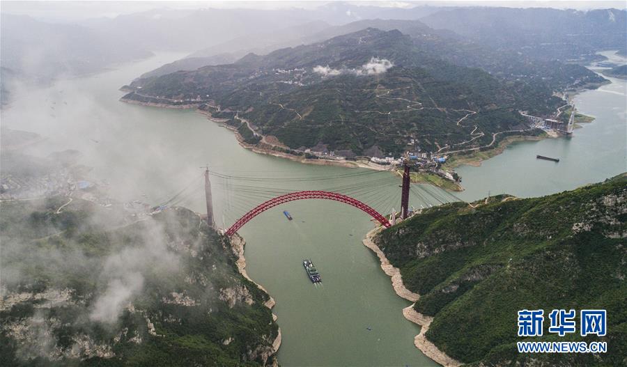 這是5月22日在湖北省秭歸縣拍攝的香溪長江大橋主拱合龍現場（無人機航拍）。新華社發（鄭家裕 攝）