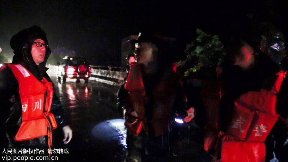四川樂山一村庄遭遇洪水18名群眾受困 武警緊急營救【3】