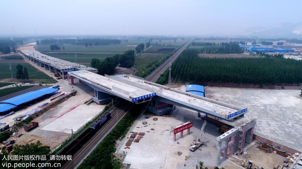 5月25日，京秦高速河北玉田段跨京哈鐵路大橋成功雙轉體。