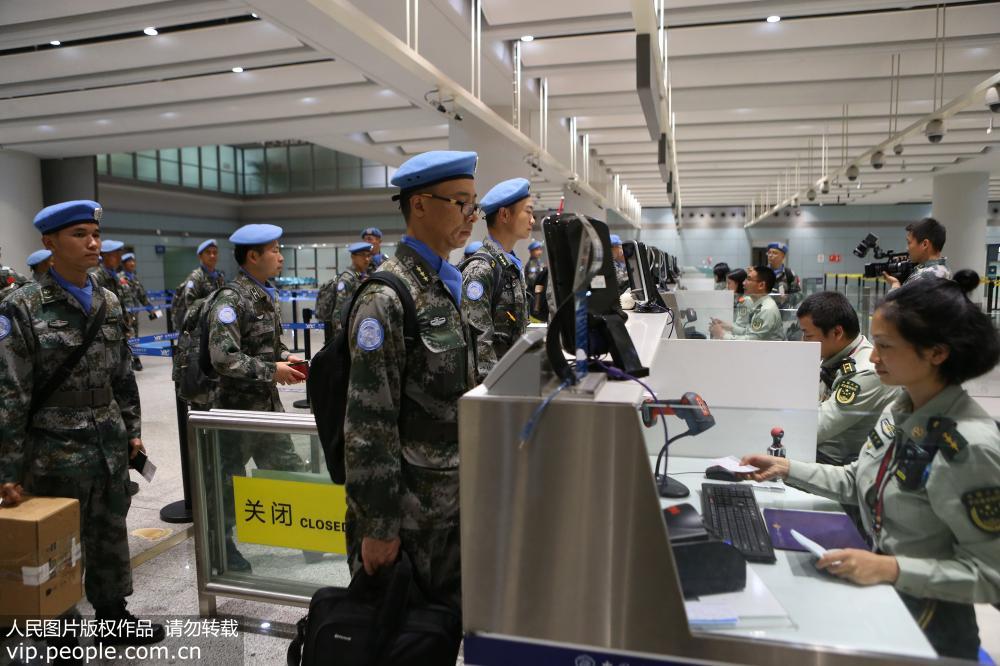 維和分隊官兵在機場進行邊檢。