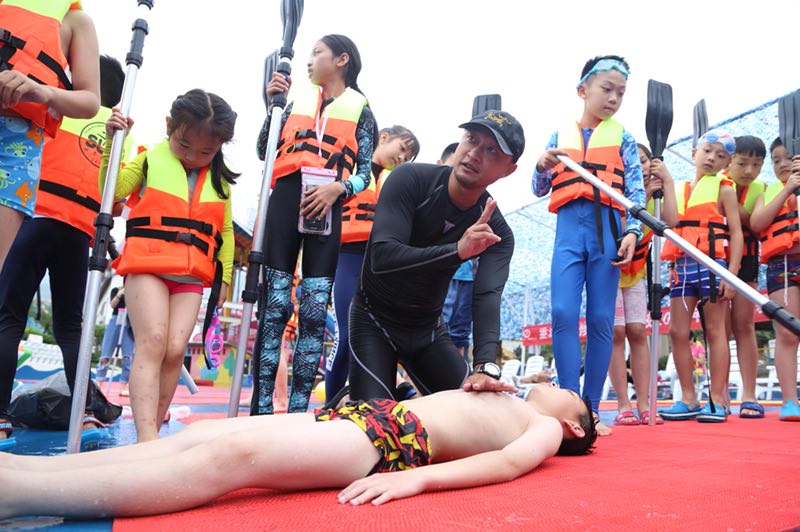 重庆:留守儿童接受防溺水培训 过有意义的别