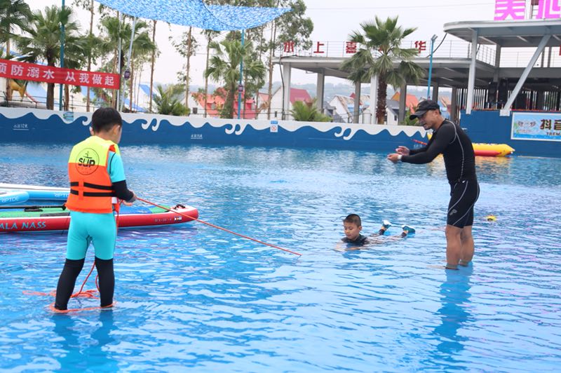 重庆:留守儿童接受防溺水培训 过有意义的别