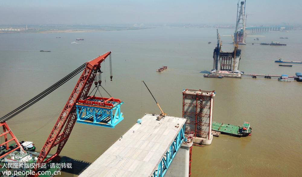 世界跨度最大公鐵兩用斜拉橋滬通長江大橋首個超千噸大節段鋼梁架設成功
