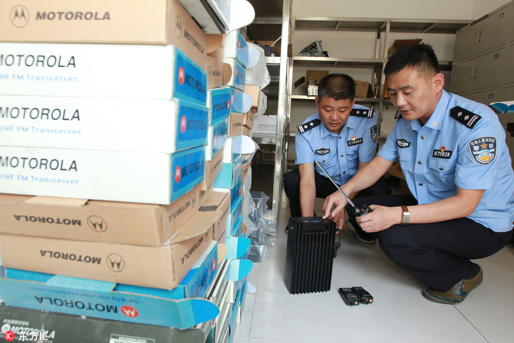 6月5日，在山東省莒南縣公安局，民警在查看繳獲的無線考試作弊器材信號傳輸設備。