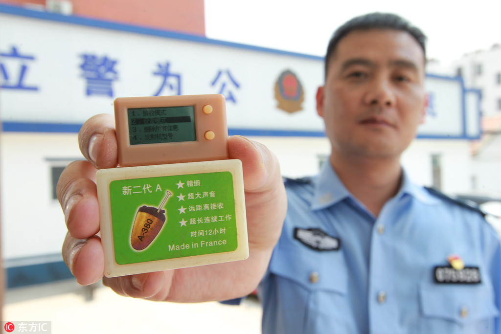 6月5日，在山東省莒南縣公安局，民警收繳的偽裝成橡皮的短信接收器，可以收到中英文和數字答案。