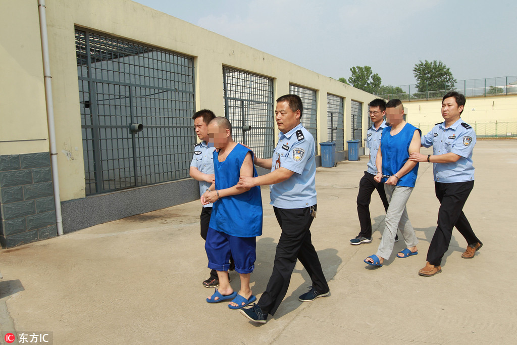 6月5日，在山東省莒南縣看守所，民警在提審銷售無線考試作弊器材的2名主要嫌疑人。