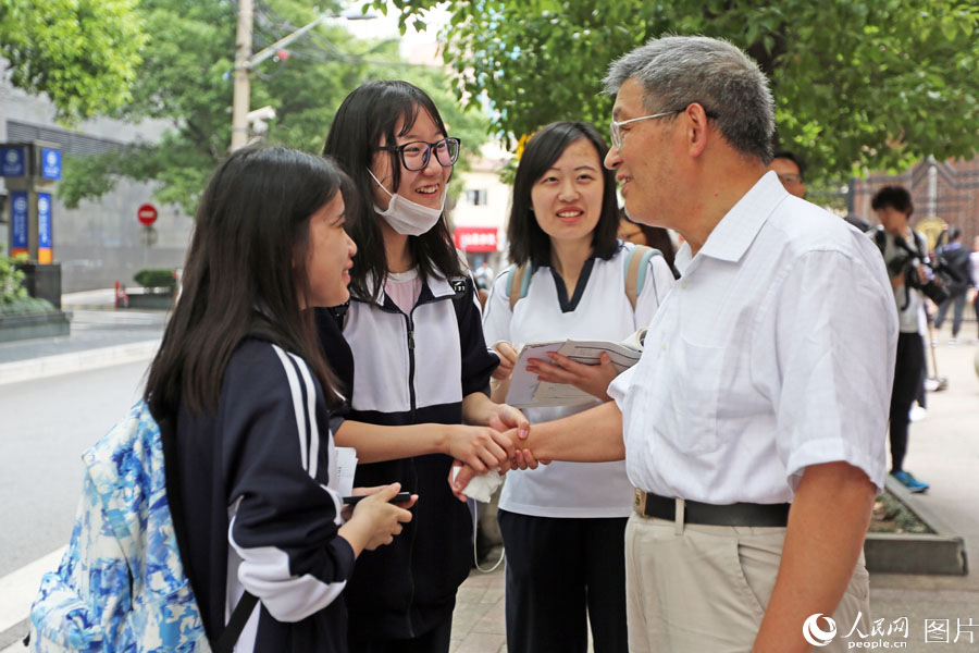 2018年6月7日，上海格致中學，高考開考前，送考老師給學生考前鼓勵。王初 攝