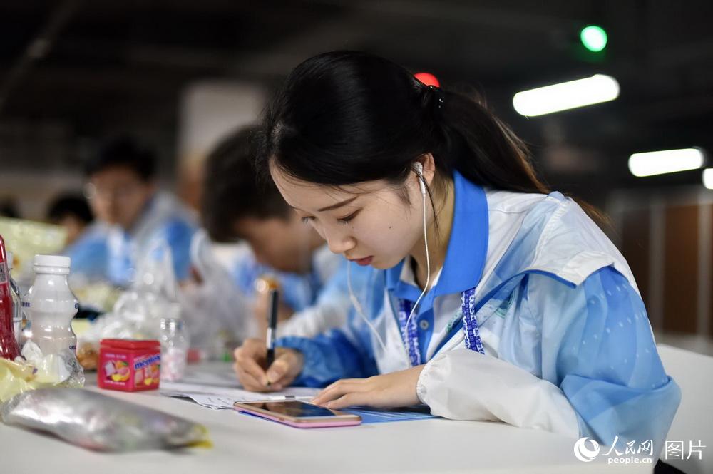 趁轮岗休息之际，来自中国石油大学的大四毕业生陈怡颖抓紧时间学习。（人民网记者 翁奇羽 摄）