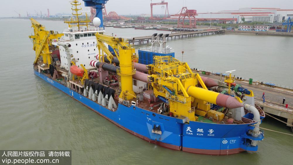 亚洲最大绞吸挖泥船“天鲲号”出海试航