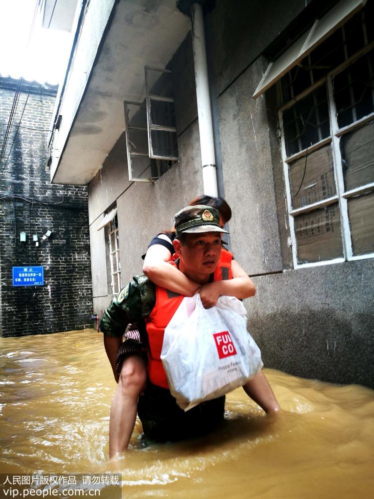 艾云尼带来暴雨村庄被淹 广东武警挨家挨户救