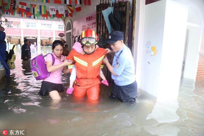 台风艾云尼携雨袭广州 消防出动紧急救援