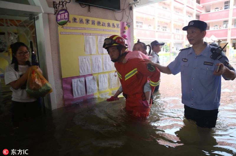 台风艾云尼携雨袭广州 消防出动紧急救援