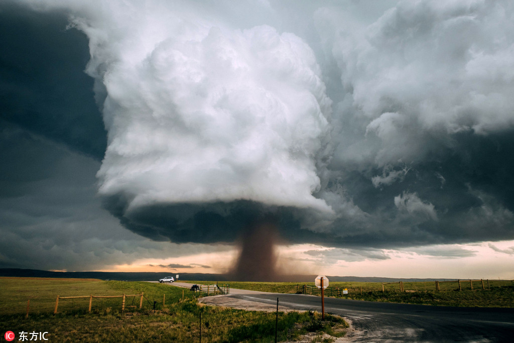 攝影師捕捉超強EF3龍卷風 巨大雲團畫面驚險壯觀
