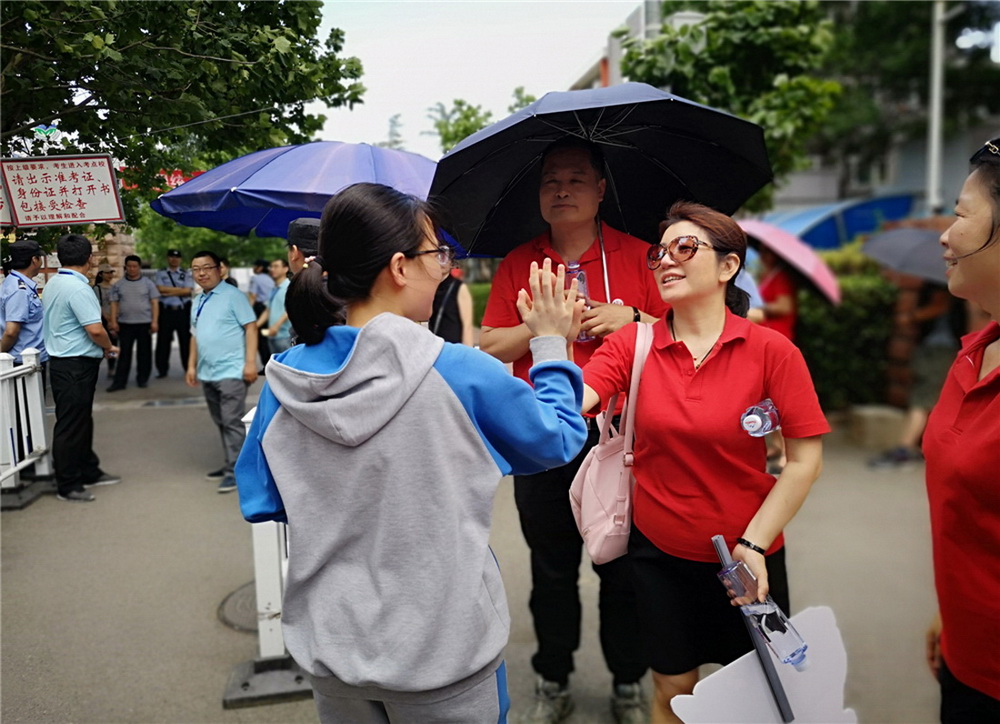 5.�йش���ѧ�����ſڣ�Ϊ�������͵���ʦ�ǡ�����׿ ��Ӱ