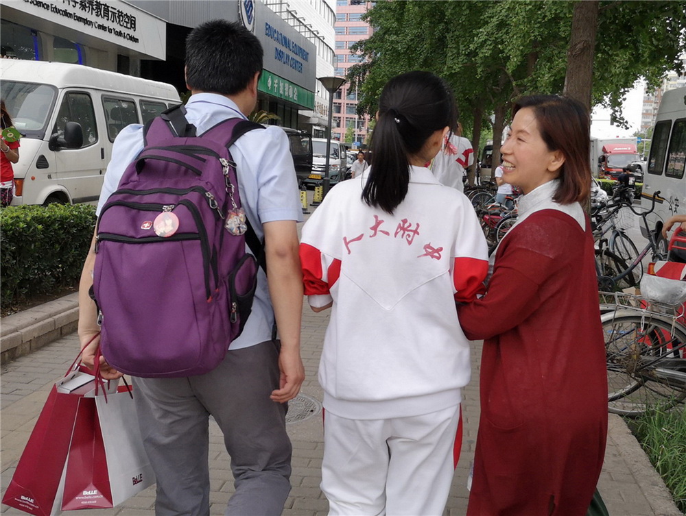 23.�߿�������һ�����ڿ��ĵ��뿪����������׿ ��Ӱ