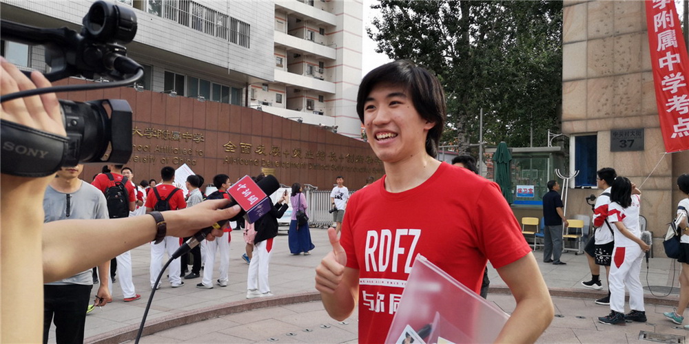 19.�˴����ſڣ�����ý��ɷõ������к�������׿ ��Ӱ