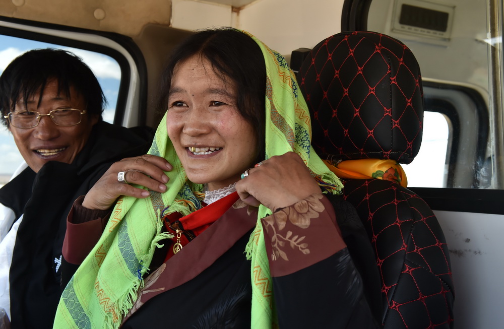 6月17日，荣玛乡牧民嘎玛德措（右）与家人一起搬迁，已有身孕的她将在拉萨迎接宝宝的出生。
