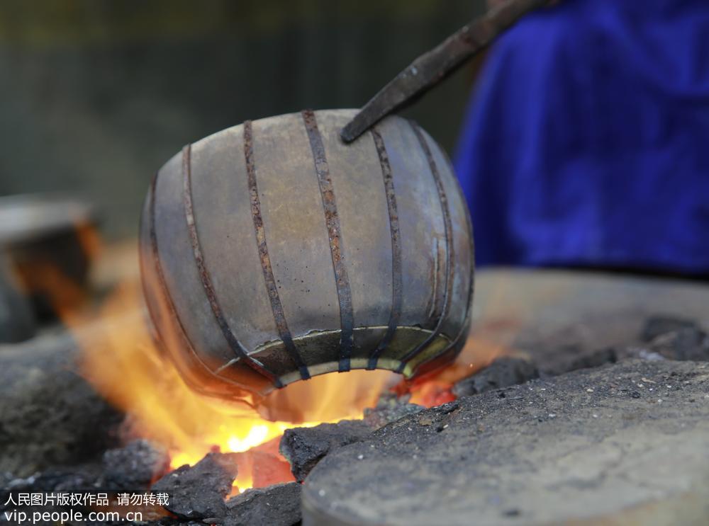 6月19日，譚福林為銅壺淬火。
