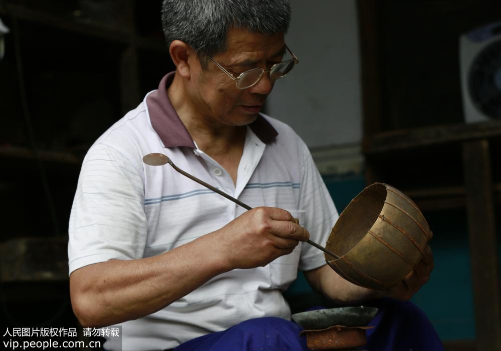 6月19日，譚福林為銅壺上銅焊。