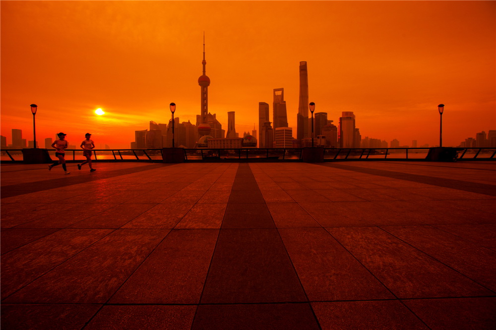 以黑色大理石为中心线,镜头对准浦东对岸的上海标志建筑群,等著跑步