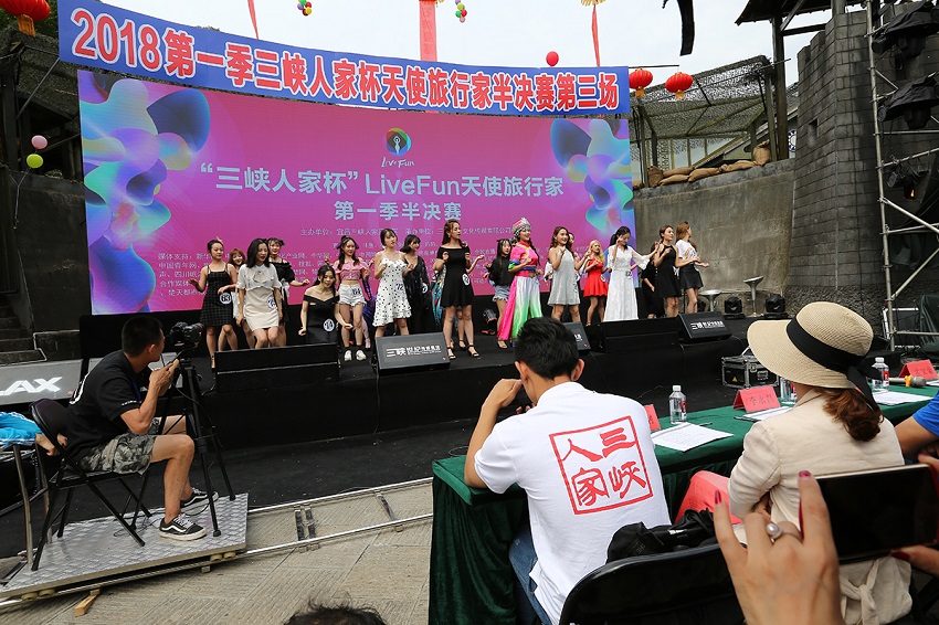 25.�ԡ�����Ͽ��ʫ��ʫ���е���Ͽ�������е�����Ͽ��չʾ�˲������ɫ��չ֮·������Ͽ��һ�޶������ľ��������쾰����������������Ӱ