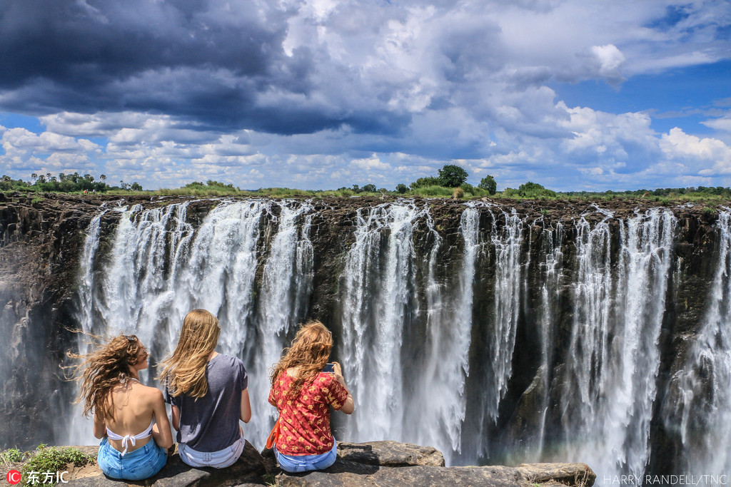 人與自然組獲獎者：瀑布奇觀（Waterfall Wonders）攝影師：Harry Randell，津巴布韋介紹：維多利亞瀑布是世界七大奇景之一。瀑布完美分隔了津巴布韋和尚比亞，在什麼比得上這兩國交界處飛流直下百米的滔滔河水更叫人驚嘆？拍攝於2016年12月。