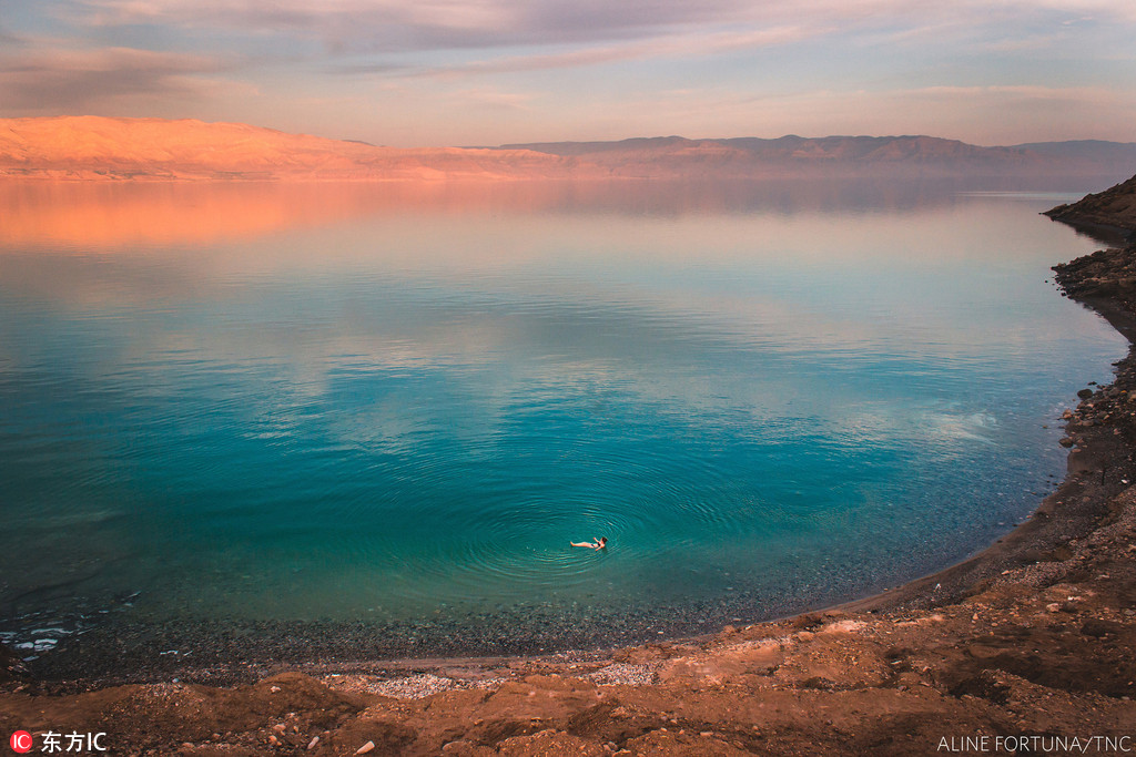 風光組獲獎者：死海飄浮（Floating in the Dead Sea）攝影師：Aline Fortuna，巴西介紹：身處於地球水平線下最低的位置，別有一番感受。我們是大自然的一部份，但大自然並不屬於我們。沒有大自然，我們無法繁衍生息，但沒有我們，大自然卻不會滅亡。
