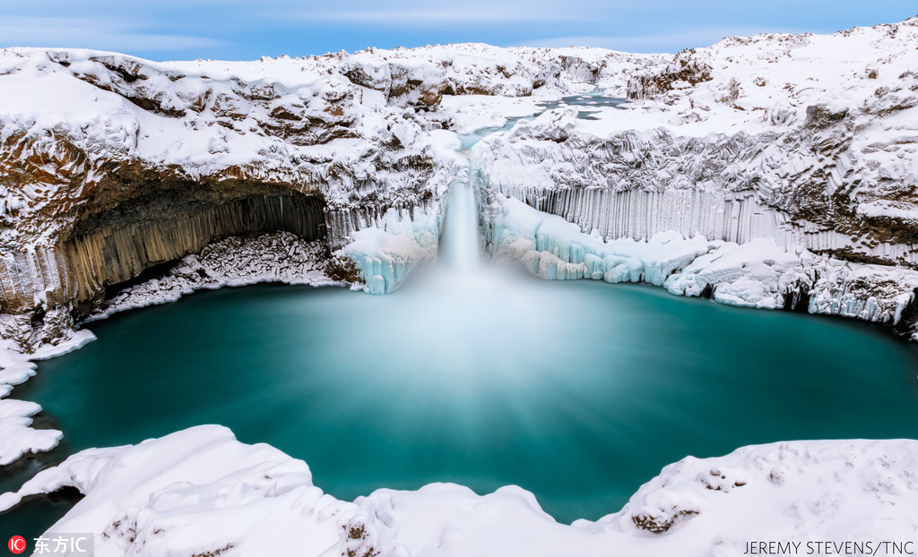 水源組獲獎者：寧謐（Serenity）攝影師：Jeremy Stevens，美國介紹：拍攝於2018年1月的冰島Aldeyjarfoss瀑布（又名婚紗瀑布）。世外桃源往往隱身於險峻難涉之地。