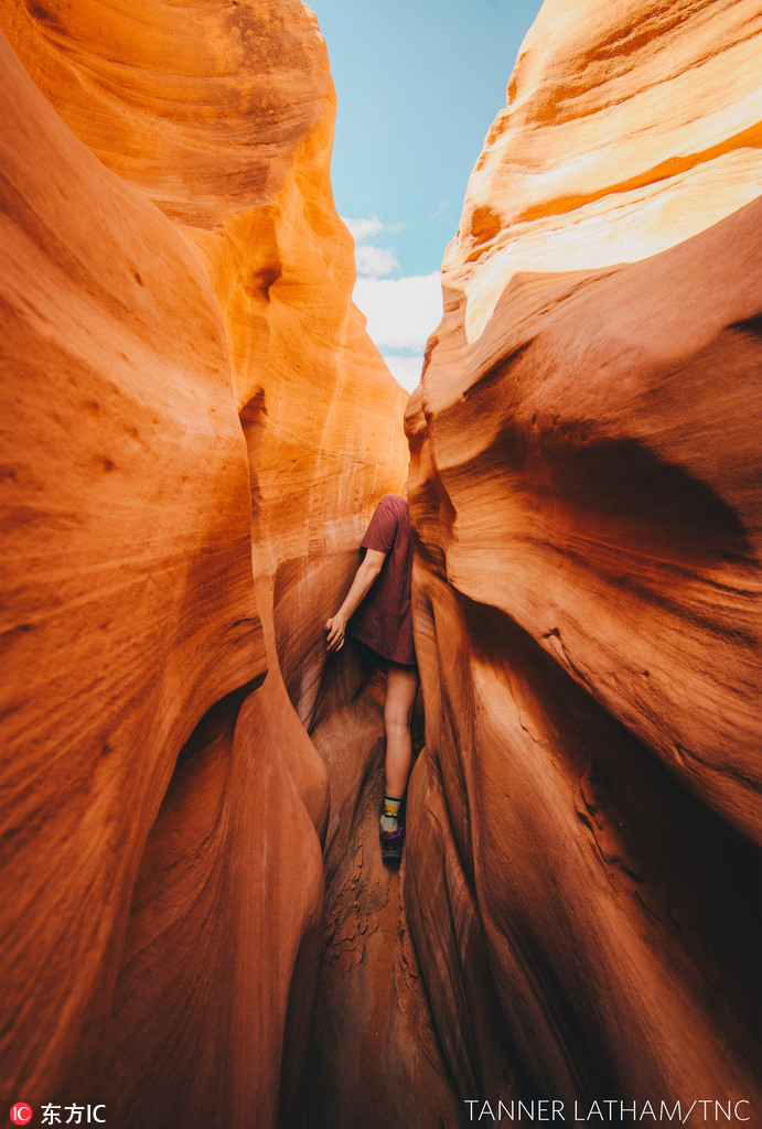 人與自然組獲獎者：一線天（Slender Slots）攝影師：Tanner Latham，美國介紹：照片記錄下我們努力擠過大升梯國家紀念區峽谷中的窄縫的一幕。我們花上足足一個星期才完成猶他州南部的沙漠探索之旅。