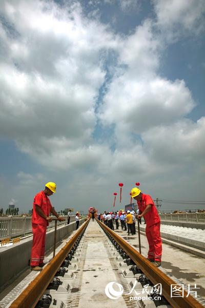 沂蒙革命老區首條高鐵開始鋪軌施工【5】