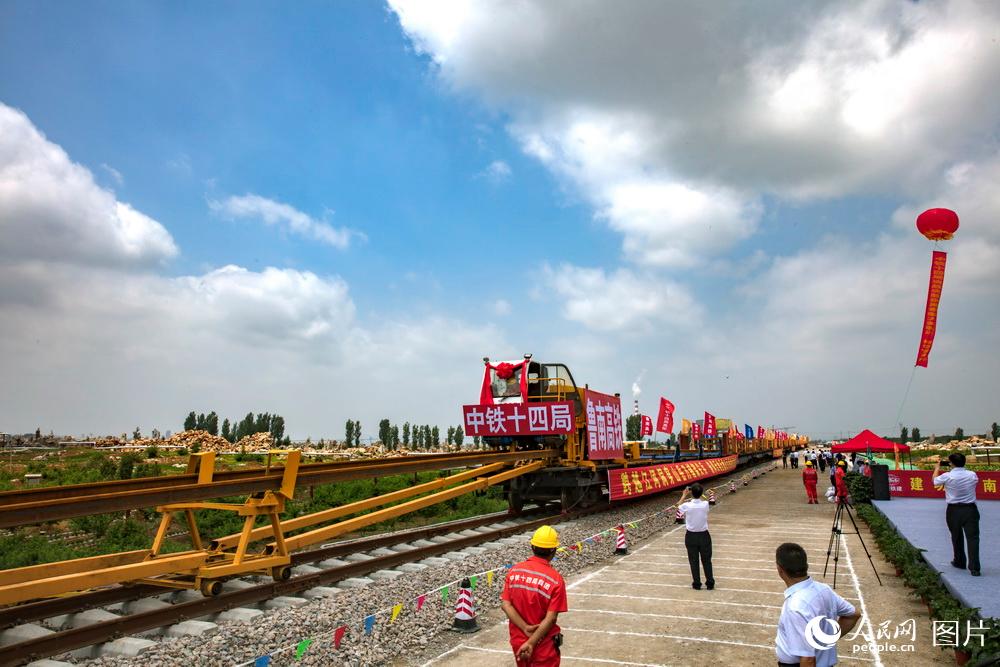 沂蒙革命老區首條高鐵開始鋪軌施工【3】