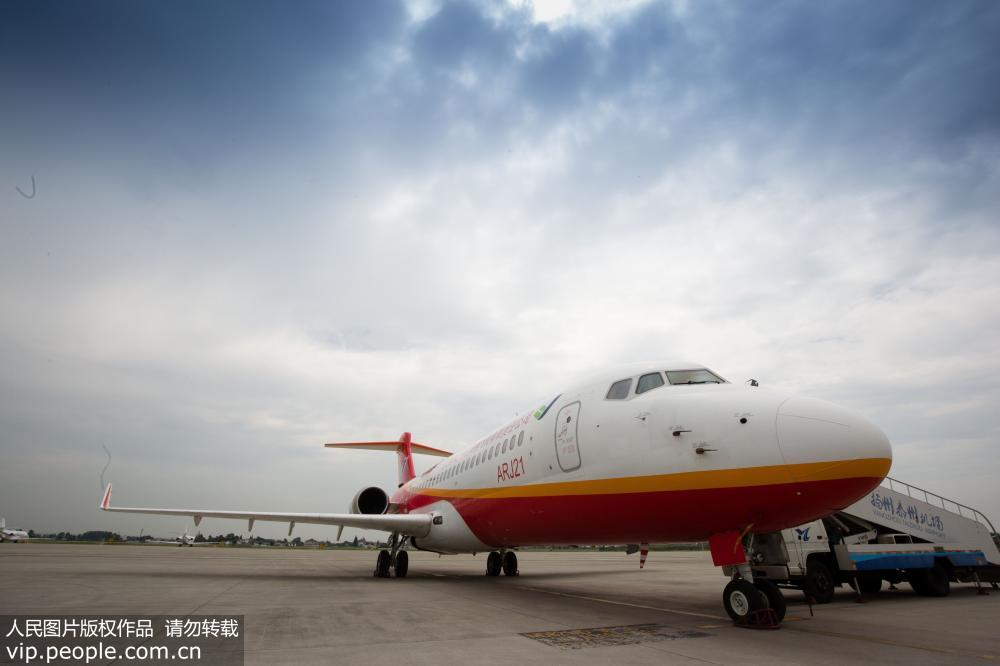 中國首架擁有自主知識產權民用支線飛機“翔鳳”抵達揚州