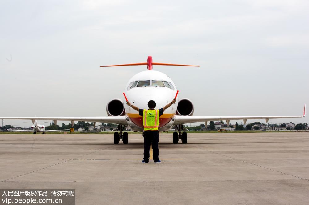 中國首架擁有自主知識產權民用支線飛機“翔鳳”抵達揚州【2】