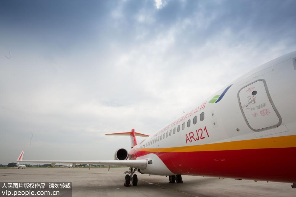 中國首架擁有自主知識產權民用支線飛機“翔鳳”抵達揚州【4】